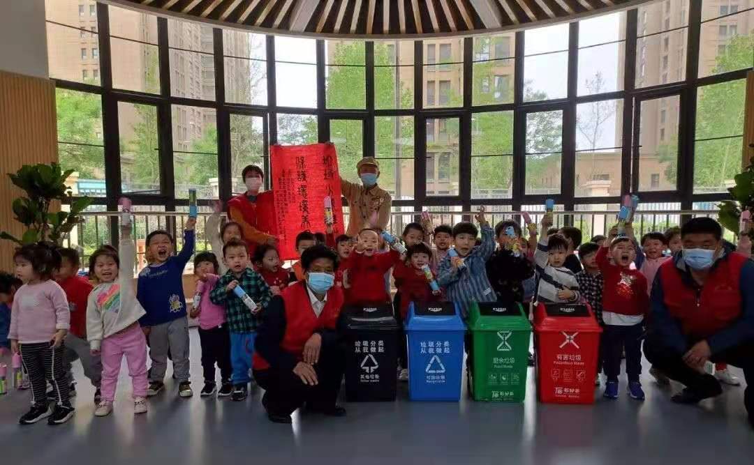 世界地球日，一家人志愿者走进石家庄市海棠苑幼儿园，开展垃圾分类宣传活动(图1)