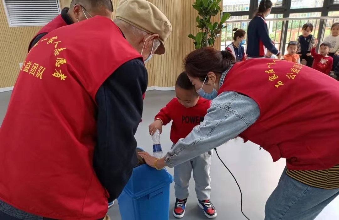 世界地球日，一家人志愿者走进石家庄市海棠苑幼儿园，开展垃圾分类宣传活动(图2)