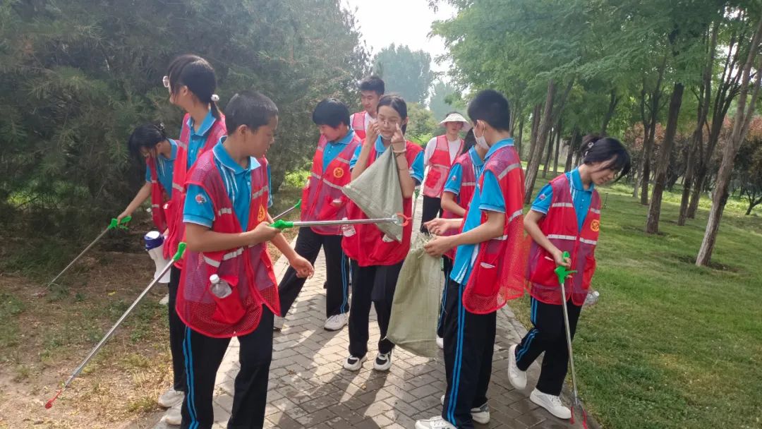 不惧高温酷暑，志愿者在滹沱河生态区开展文明引导志愿服务活动(图1)